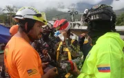 Rescatistas participan en la búsqueda de un niño de 9 años que permanece desde hace nueve días bajo un edificio derrumbado en Caraballeda, La Guaira (Venezuela).