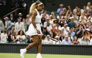 Serena Williams felicita a la australiana Maya Joint tras caer ante ella en el partido de primera ronda del cuadro individual femenino de Wimbledon.