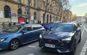 Fotografía de archivo de varios coches que circulan por una calle de París.