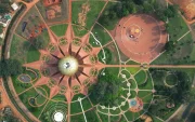 Fotografía, tomada el 28 de febrero de 2026, muestra una vista aérea del Matri Mandir, edificio de gran importancia espiritual para los practicantes del yoga integral, en Auroville.