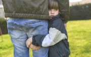 Estudios científicos señalan que la falta de una figura paterna puede afectar el desarrollo infantil.
