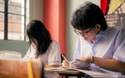 La excelencia académica les abrió las puertas del reconocimiento. Ahora, dos abanderados alzan la voz para pedir un país que apueste por el talento, la educación y el empleo juvenil.