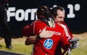 Lewis Hamilton celebra la pole para la carrera sprint del Gran Premio de Gran Bretaña.