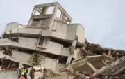 Rescatistas participan en la búsqueda de sobrevivientes tras el doble terremoto del 24 de junio.
