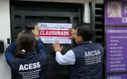 Referencial. Arcsa constantemente realiza operativos que terminan en clausuras.