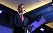 Noboa reglamenta rebaja tributaria para constructoras que donen viviendas sociales en Ecuador.