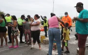 Afectados de los terremotos en La Guaira protestan ante la inacción estatal.