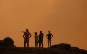 Residentes contemplan el estrago de los incendios en Cercosa, Portugal