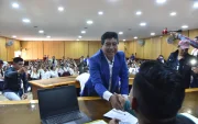 Jorge Yunda reafirma su candidatura a la Alcaldía de Quito durante su visita al CNE en Quito.