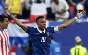 Kylian Mbappe de Francia celebrando su gol de penal ante Paraguay.