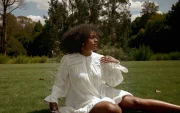 Tras años de alisar su cabello, hoy luce su afro natural como un símbolo de identidad y amor propio.