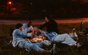Las cenas y encuentros sociales al aire libre durante la noche ganan terreno como alternativa para socializar de manera cómoda.