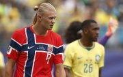 Erling Haaland de Noruega hizo el gol a Brasil.