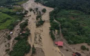 Autoridades de Gobierno se mantiene en la zona afectada tras el desbordamiento del río.