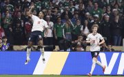 Jude Bellingham (i) celebra uno de sus dos goles este en un partido de los octavos de final del Mundial de la FIFA 2026 entre México e Inglaterra en el estadio Azteca en la Ciudad de México