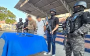 Durante la intervención se logró la aprehensión de dos presuntos responsables y el decomiso de un arma de fuego, municiones, teléfonos móviles y un vehículo.