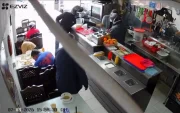 Las cámaras de seguridad captaron el momento en que dos delincuentes armados asaltaron un restaurante del norte de Quito.