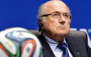 Joseph Blatter criticó con dureza a la FIFA por retirar la tarjeta roja al atacante estadounidense Folarin Balogun