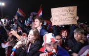 LUQUE, 06/07/2026.- Seguidores de la selección paraguaya de fútbol esperan la llegada del equipo en el Aeropuerto Internacional Silvio Pettirossi, tras ser eliminada por Francia en los octavos de final de la Copa del Mundo, 6 de julio de 2026. EFE/ Juan Pablo Pino