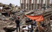 Personas buscan entre los escombros tras el doble terremoto en La Guaira, Venezuela, que dejó más de 3.300 fallecidos y 16.700 heridos.
