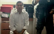 El alcalde de Machala, Darío Macas, custodiado por la Policía Nacional.