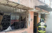 Bomberos de Quito atendieron la emergencia tras una deflagración por acumulación de gas que dejó un adulto mayor con quemaduras leves