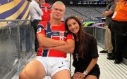 Erling Haaland y su novia, Isabel Haugseng Johansen, tras la victoria de Noruega ante Brasil por los octavos de final del torneo.