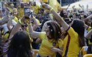 Aficionados ecuatorianos celebran la victoria de Inglaterra (3-2) sobre México, que selló la eliminación del conjunto azteca del Mundial de la FIFA 2026.