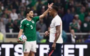 Raúl Jiménez (i) reclama en el partido de México vs. Inglaterra.