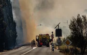 Los bomberos luchan contra un incendio forestal que asola el departamento de Pirineos Orientales, en el sur de Francia, cerca de la localidad de Bouleternère, en las proximidades de Perpiñán, el 6 de julio de 2026.