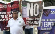Pacientes renales hicieron un plantón en los exteriores de la Gobernación del Guayas.