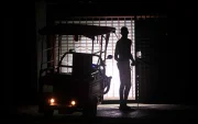 Una persona camina por una calle durante un apagón en La Habana (Cuba).