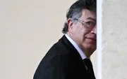 El presidente saliente de Colombia, Gustavo Petro Urrego, llega al patio de San Dámaso para reunirse con el Papa León XIV en el Vaticano el 2 de julio de 2026.