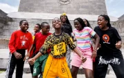 Los Triplets Ghetto Kids bailaron frente al monumento Mitad del Mundo en Quito, durante la grabación de su nuevo videoclip con ritmo africano.