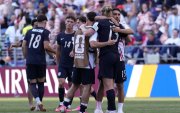 Jugadores de Estados Unidos se consuelan mutuamente tras la derrota en el partido de octavos de final de la Copa Mundial de la FIFA 2026