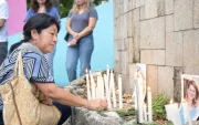 Velas y fotografías en Montañita durante el homenaje a Monika Silva.