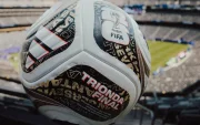 Presentación oficial del balón Trionda Final junto al trofeo de la Copa Mundial de la FIFA.