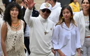 El presidente de Colombia, Gustavo Petro, saluda junto a sus hijas Sofía (izquierda) y Antonella en un centro de votación durante la segunda vuelta de las elecciones presidenciales, en Bogotá, el 21 de junio de 2026.