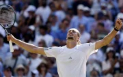 Alexander Zverev celebra su triunfo en octavos de final de Wimbledon.