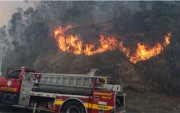Bomberos sofocan incendio en la avenida Simón Bolívar y túnel Guayasamín, en Quito, en 2024.