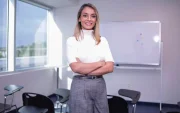 La Dra. Daniela Cabanilla, decana de Grado de la UTEG, destaca la importancia de formar profesionales capaces de responder a los nuevos desafíos de la salud en Ecuador.
