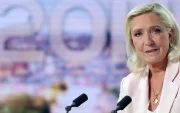 La líder de la extrema derecha francesa, Marine Le Pen, miembro del Parlamento por el partido Agrupación Nacional (RN), posa antes de una entrevista en el informativo vespertino del canal de televisión francés TF1-