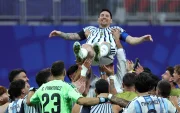 Jugadores de la selección argentina le rinden a Lionel Messi tras la remontada 3-2 ante Egipto.