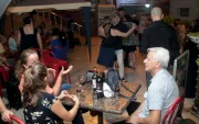 Diálogo. Entre copas de vino, piqueos y conversaciones, los asistentes a la milonga convierten la plazoleta en un punto de encuentro cada miércoles.