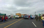 Ciudadanos protestaron por los constantes accidentes en vía de Santa Lucía, en la provincia de Guayas, este martes 7 de julio.