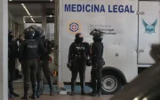 Procedimiento. El vehículo de Medicina Legal llegó al lugar del hecho violento para llevarse los cadáveres.