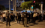 Cientos de simpatizantes esperan el traslado del alcalde de Machala hasta un centro penitenciario