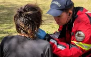 Personal del Puesto de Mando Operativo atendió a la mujer en la plaza García Moreno tras denunciar un presunto secuestro y violencia sexual.