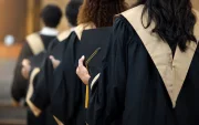Jóvenes y adultos podrán culminar el bachillerato mediante Quito Vuelve al Aula, una modalidad virtual con horarios flexibles e inscripciones abiertas.