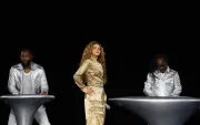 Shakira, en una presentación anterior, aparece en escena mientras dedica mensajes de apoyo a Colombia tras su eliminación del Mundial 2026.